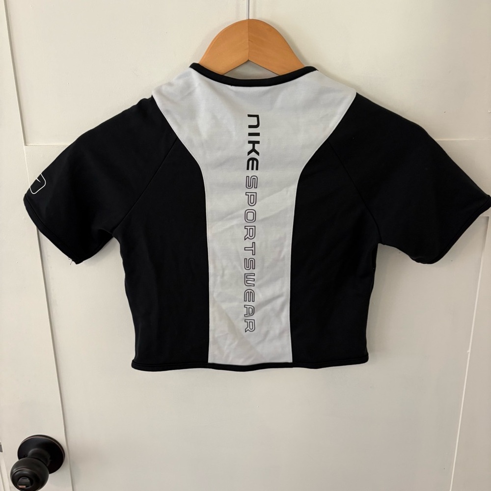 NIKE NSW STREET SHORT SLEEVE TOP. Size Small. - Picture 6 of 9